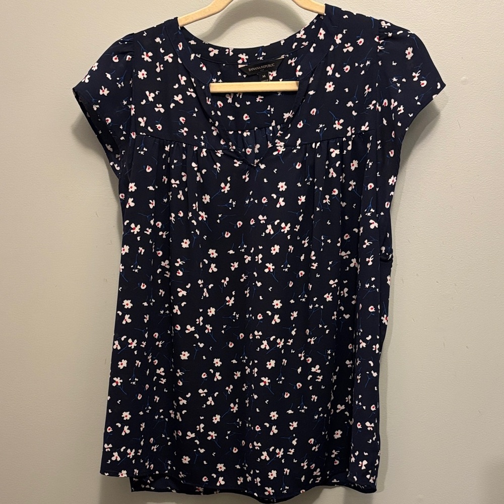 Like new! Banana Republic Factory Blouse- M Blue floral
